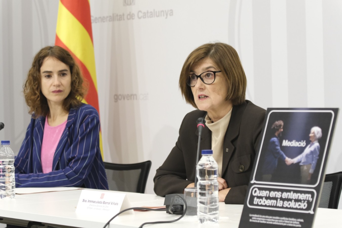 Immaculada Barral, directora general de Dret, Entitats Jurídiques i Mediació, juntament amb la consellera de Justícia, Gemma Ubasart, en la presentació del Pla nacional