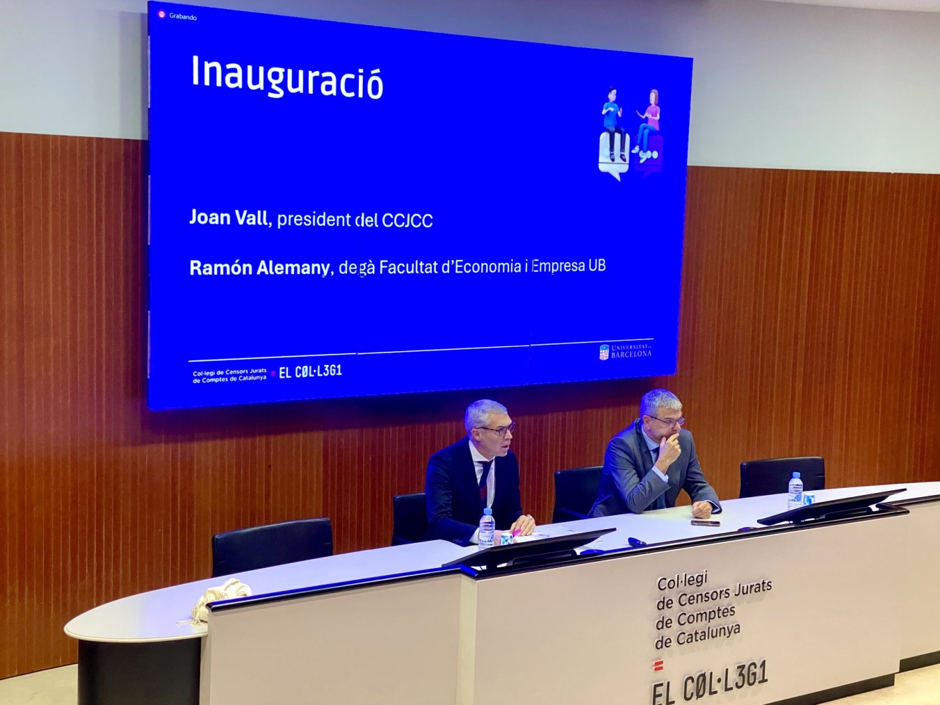 El president del Col·legi de Censors Jurats de Comptes de Catalunya, Joan Vall, amb Ramón Alemany, degà de la Facultat d’Economia i Empresa de la Universitat de Barcelona (UB).