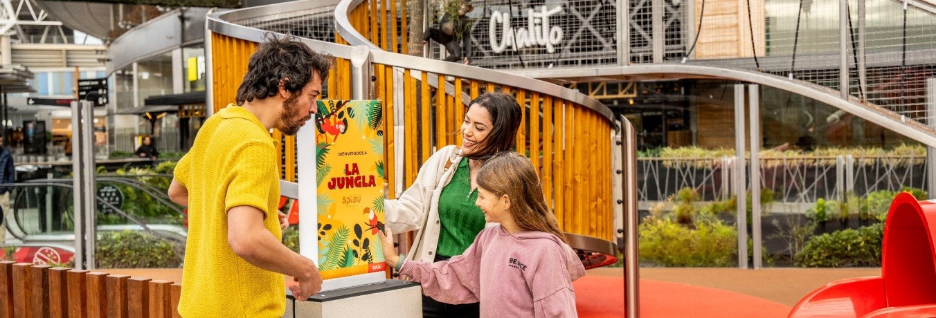 Família visitant la nova zona infantil ‘La Jungla’