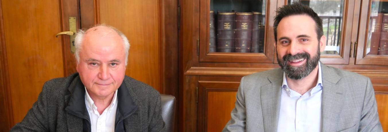Firma del convenio en la sede de la Cambra de Girona. De izquierda a derecha, Jaume Fàbrega Y Jordi Cabrafiga. 