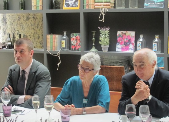 Albert Puig, director general d'InterMèdia; Muriel Casals, presidenta d'Òmnium Cultural; Toni Rodríguez Pujol, president executiu d'InterMèdia GdC